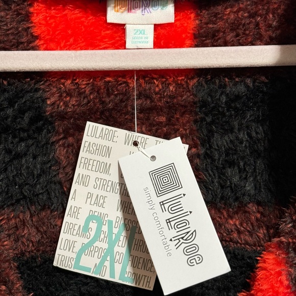 Lularoe’NANCY’ 2XL NWT Black/checkered red Fleece - Picture 4 of 4